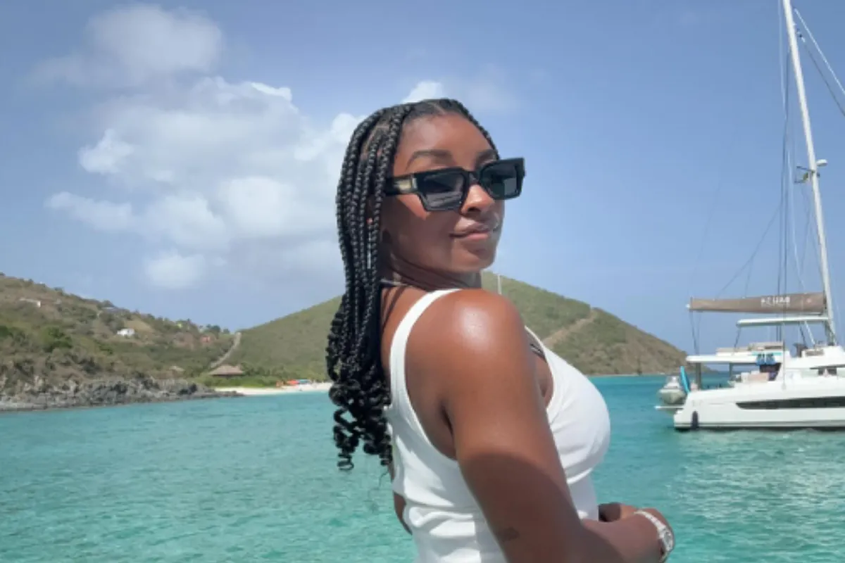 Jonathan Owens’ cheeky reaction to Simone Biles’ stunning vacation physique