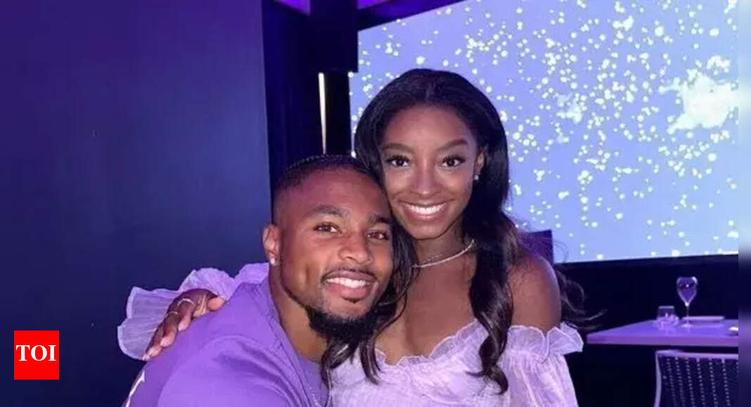 Simone Biles turns heads cheering for Jonathan Owens wearing unique Bears skirt and Cowboys boots